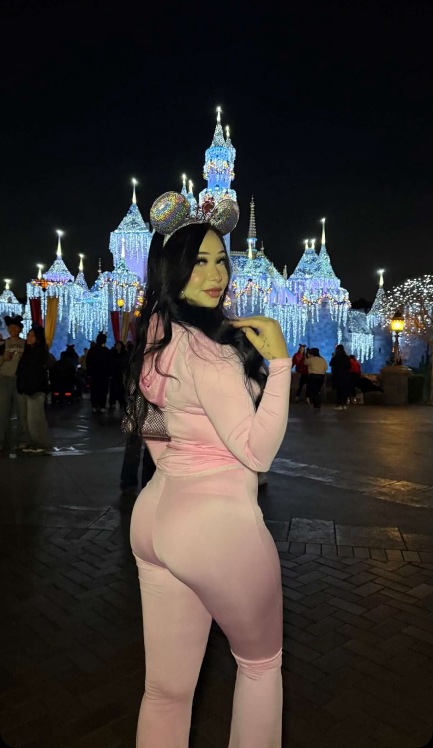 ブルネット・ビューティー・ジョシー・アレシア・ショウズ・オフ・ハー・カーブス 36