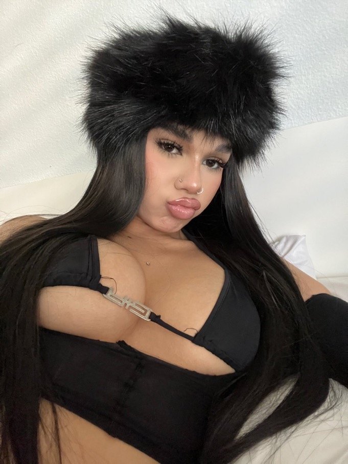 Sexy Brunette Selfie Queen Flashing Her Glamorous Curves 5