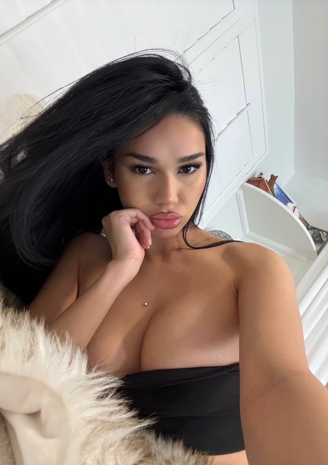 Sexy Brunette Selfie Queen Flashing Her Glamorous Curves 14