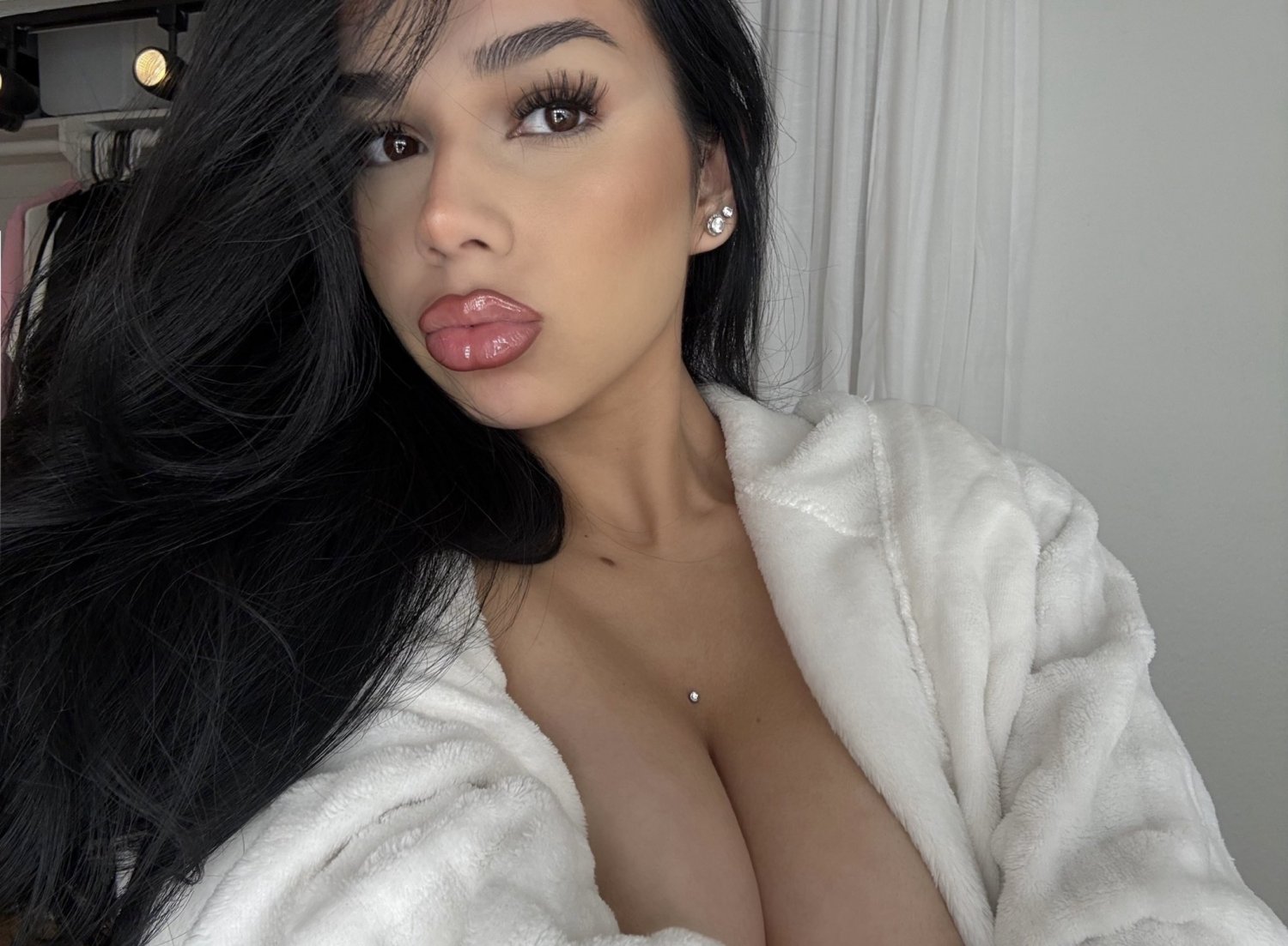 Sexy Brunette Selfie Queen Flashing Her Glamorous Curves 17