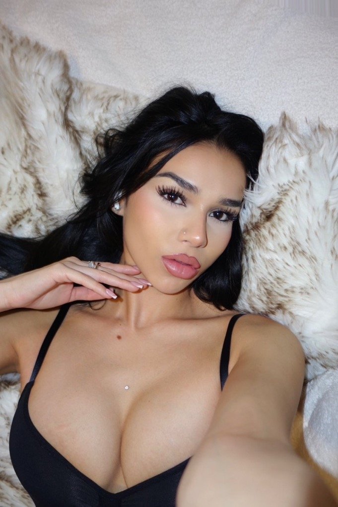 Sexy Brunette Selfie Queen Flashing Her Glamorous Curves 18