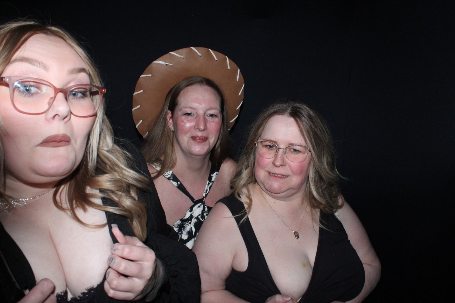 PBアマチュア・ビューティー・ショーイング・オフ・ハー・ノーティー・サイド 4