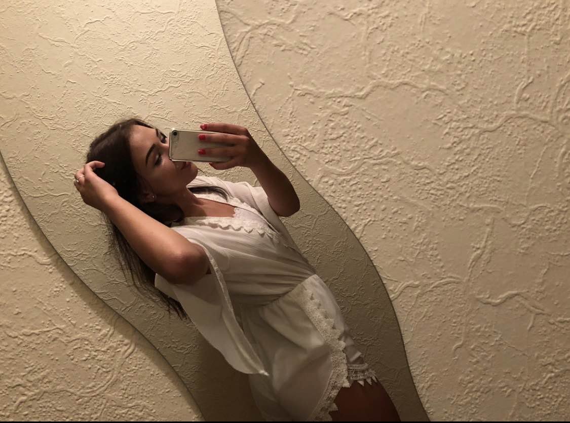 ゼン・バーサス・ナウ：スラッティー・トランスフォーメーション・キャプチャード・イン・セルフィー 14