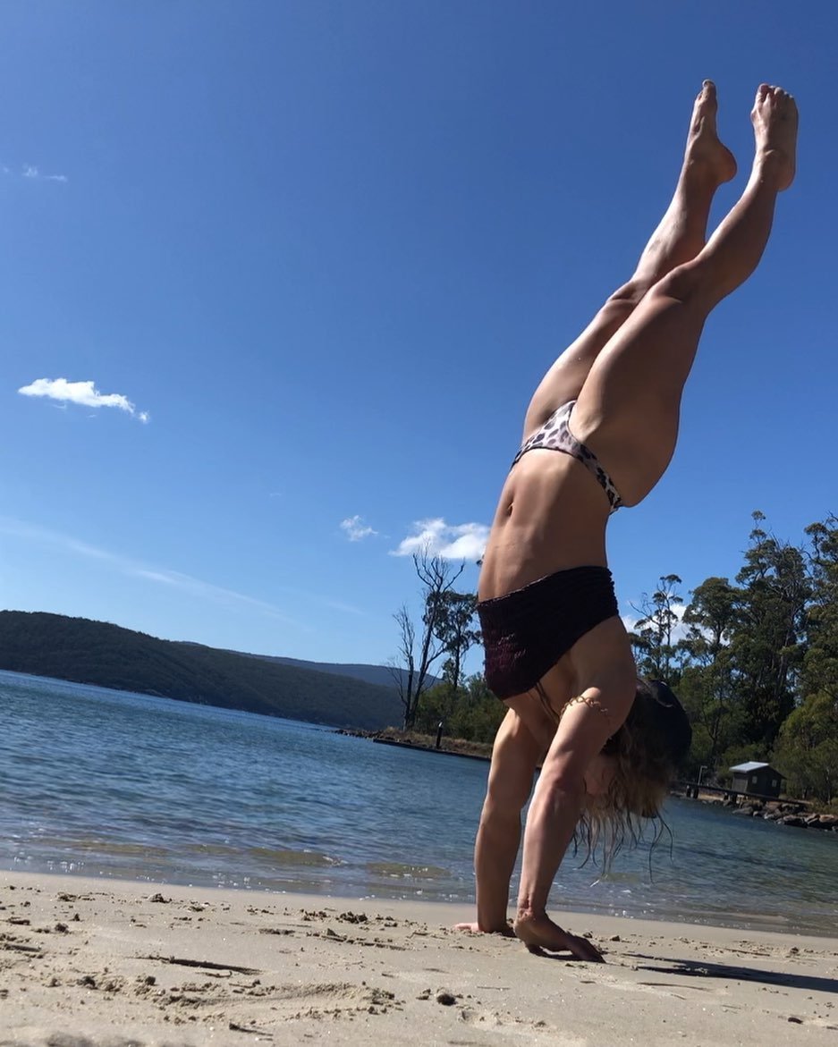 Fit Bikini Babe Elise R Showing Off Her Muscles 7