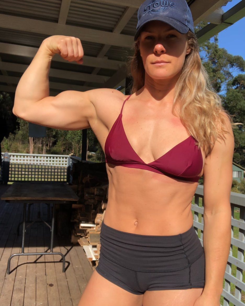 Fit Bikini Babe Elise R Showing Off Her Muscles 12