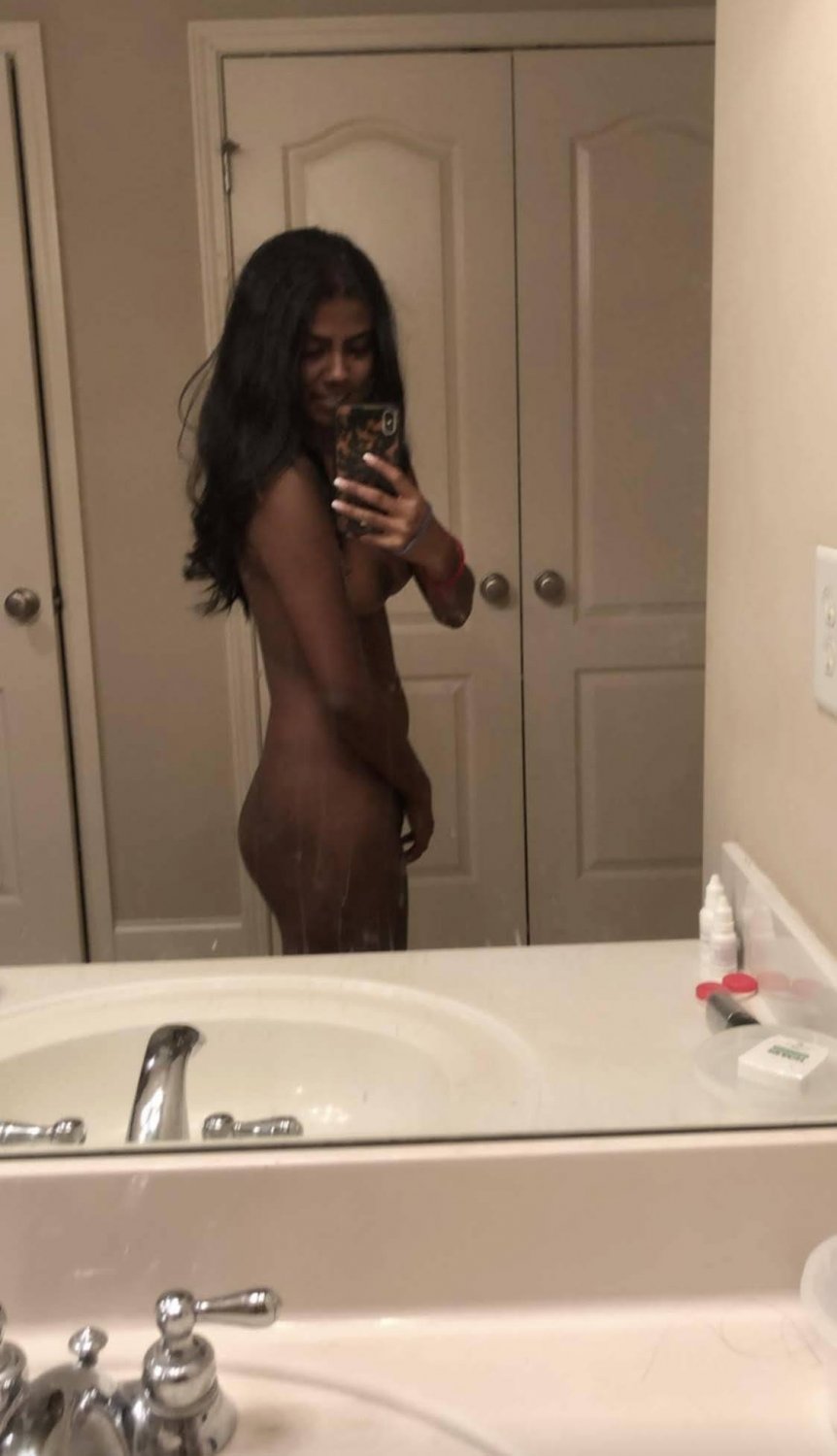 23yo Indian Selfie Slut Showing Off Her Naughty Side 4