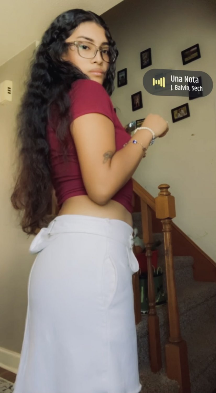 ラティーナ・ベイブ・フラッシング・ハー・ヌードズ・アンド・ショーイング・オフ・フォア・カッコールズ 2