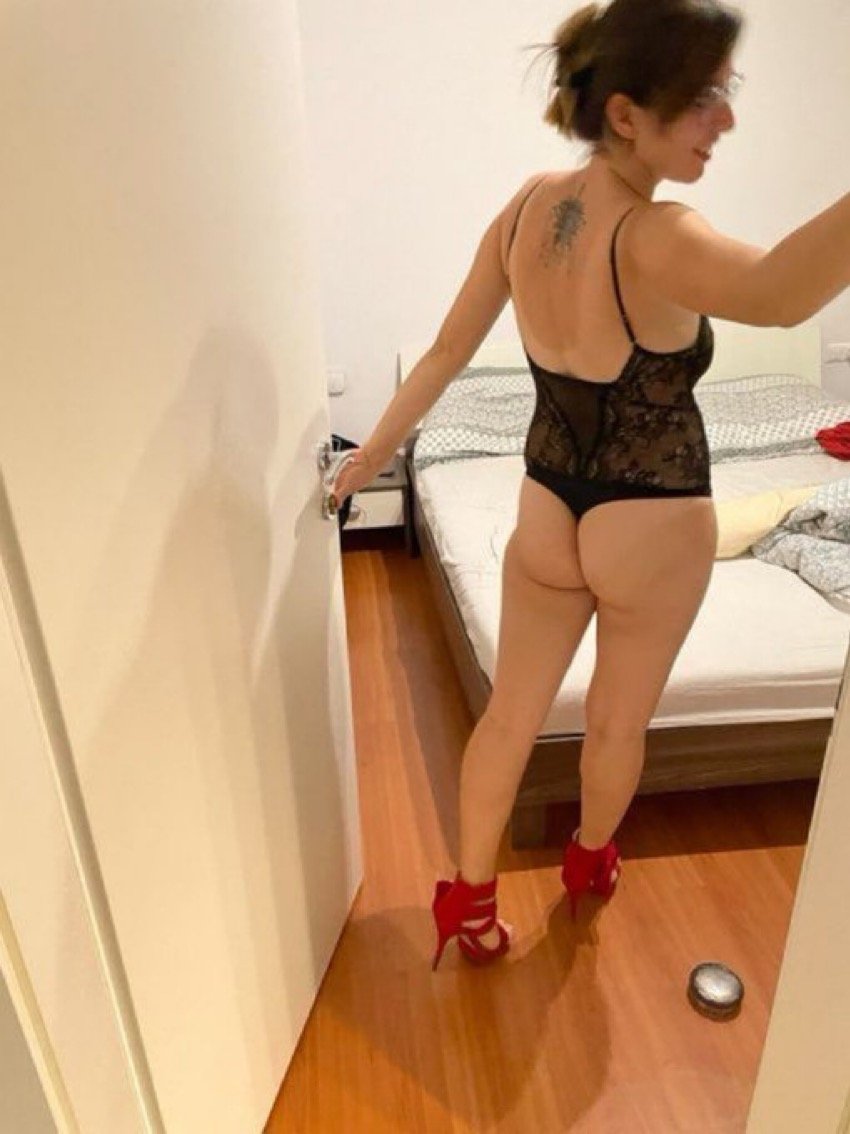 ビッグ・ティッテッド・ベイブ・フラッシング・ハー・マッシブ・カーブス 26