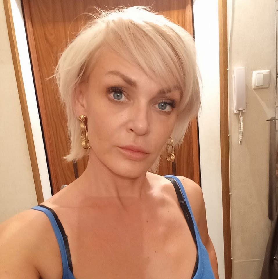 ロシアン・ミルフ・ビカ2・ストリッピング・ダウン・アンド・ベッギング・フォア・イット 1