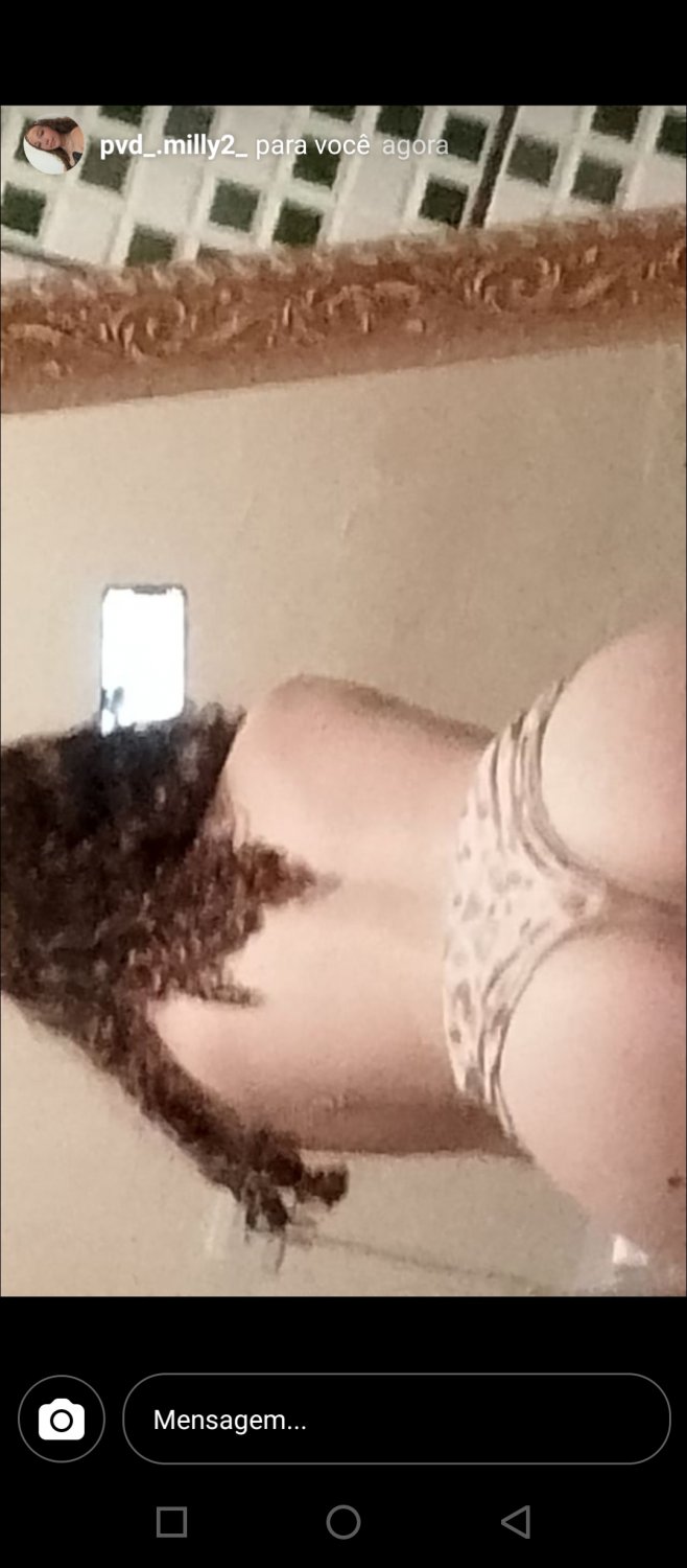 キュート・ラティーナ・ベイブ・ショーイング・オフ・オン・インスタグラム 11