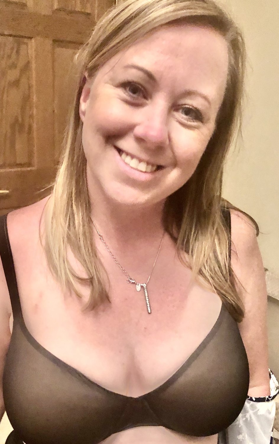 Hussy prof karısı hazırlanıyor. Tıraşlı amcık. Büyük memeler 7