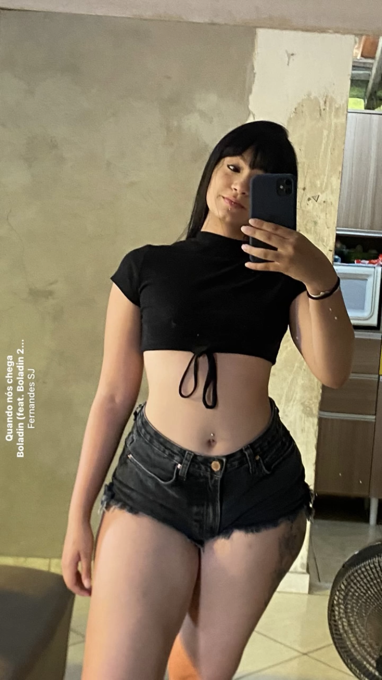 Branquinha Rabuda Cavala Flashing Her Juicy Ass Deserves To Be Shared 8