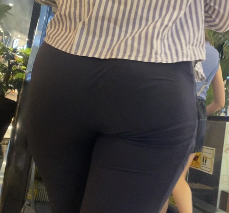 Candid Ritzy Bubble Butt In Tight Leggings Compilation 6