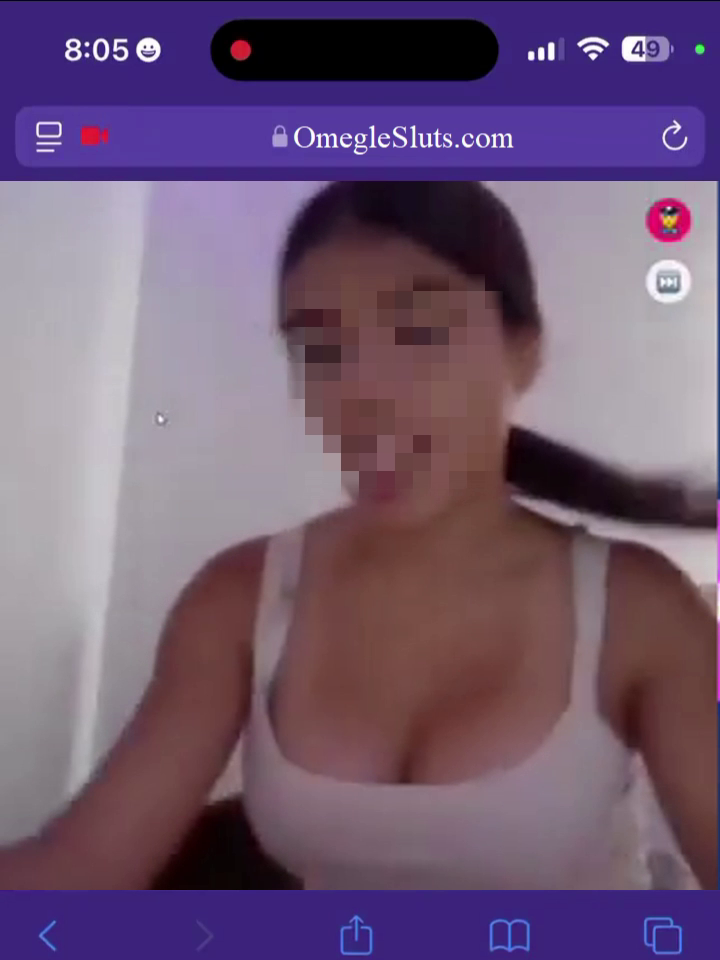 Peculiar fulana enseña las tetas en Omegle 4