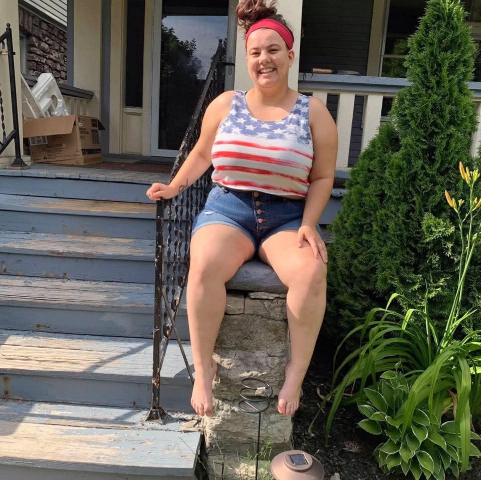 アリーシャ・フロム・バッファロー・NY・エクスポージング・ハー・ジューシー・ブーブス 1