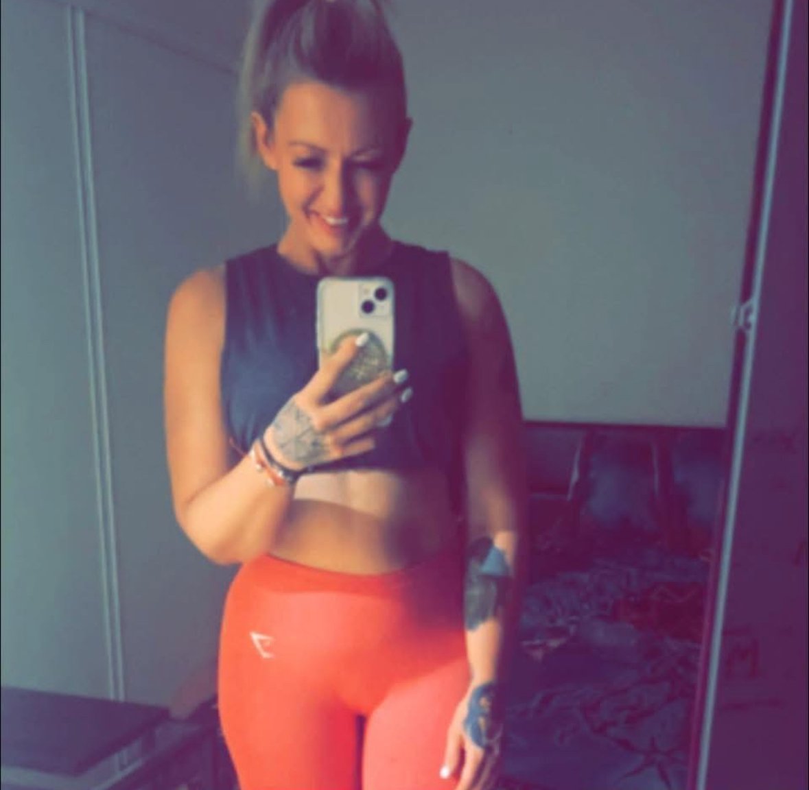 Herhangi bir büyük penis zorbası aşırı dolgun kalçalı anneme horoz resimleri gönderebilir mi, Kik'im aussiebetaboy5 6