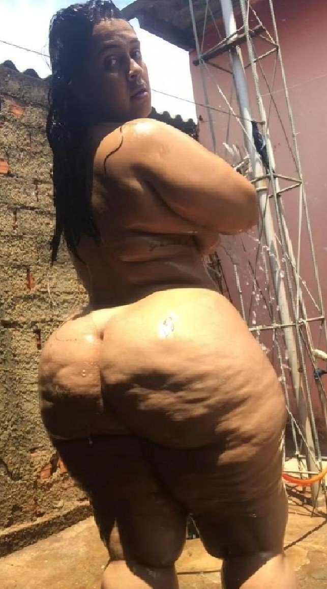 バスティー・BBWイン・シャワー・ショーイング・オフ・ザット・ファット・アス 34