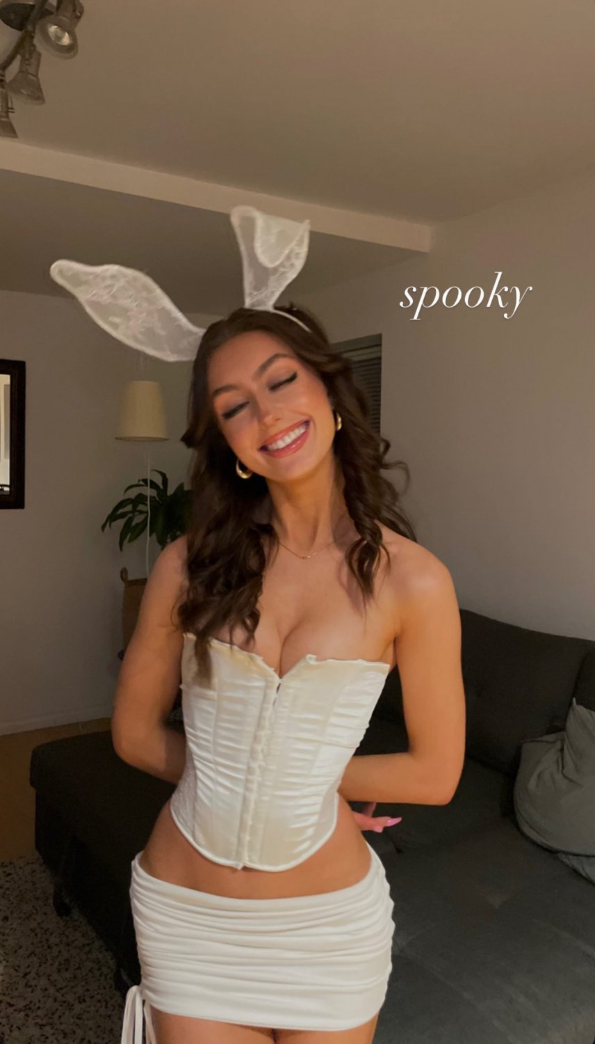 ブルネット・カレッジ・バディー・フラウンティング・ハー・ジューシー・アス 1