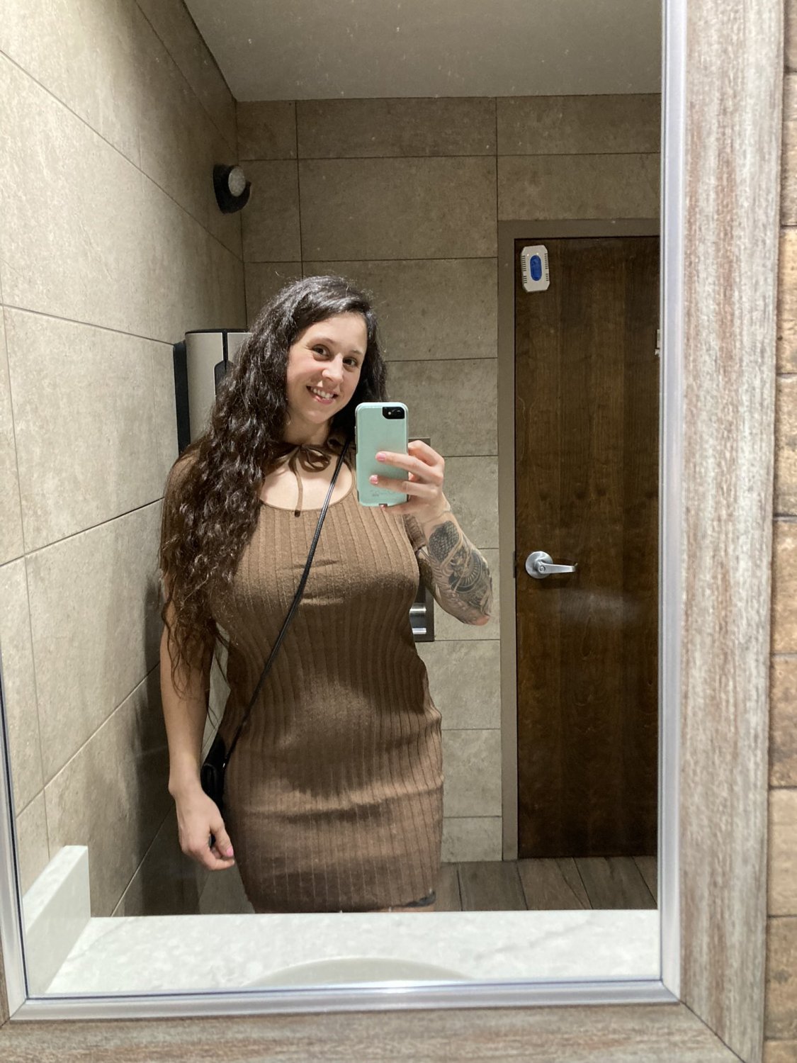 Damızlık bir vücuda sahip koyu renk saçlı 18