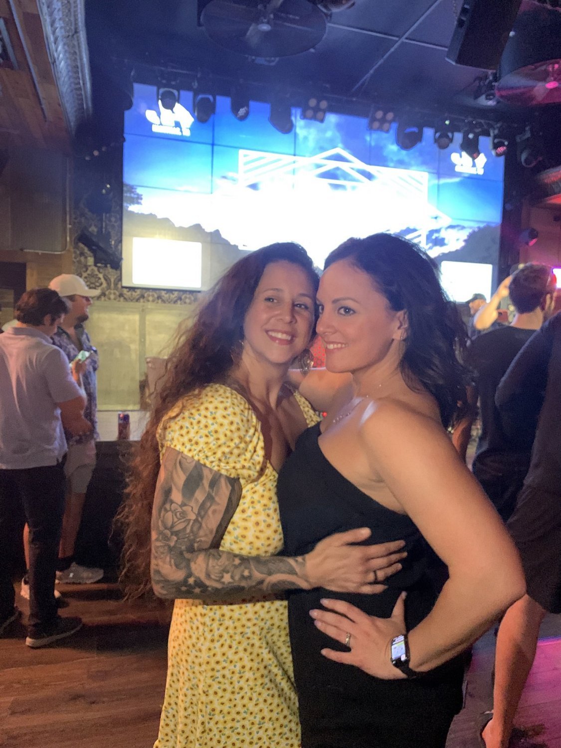 Damızlık bir vücuda sahip koyu renk saçlı 21