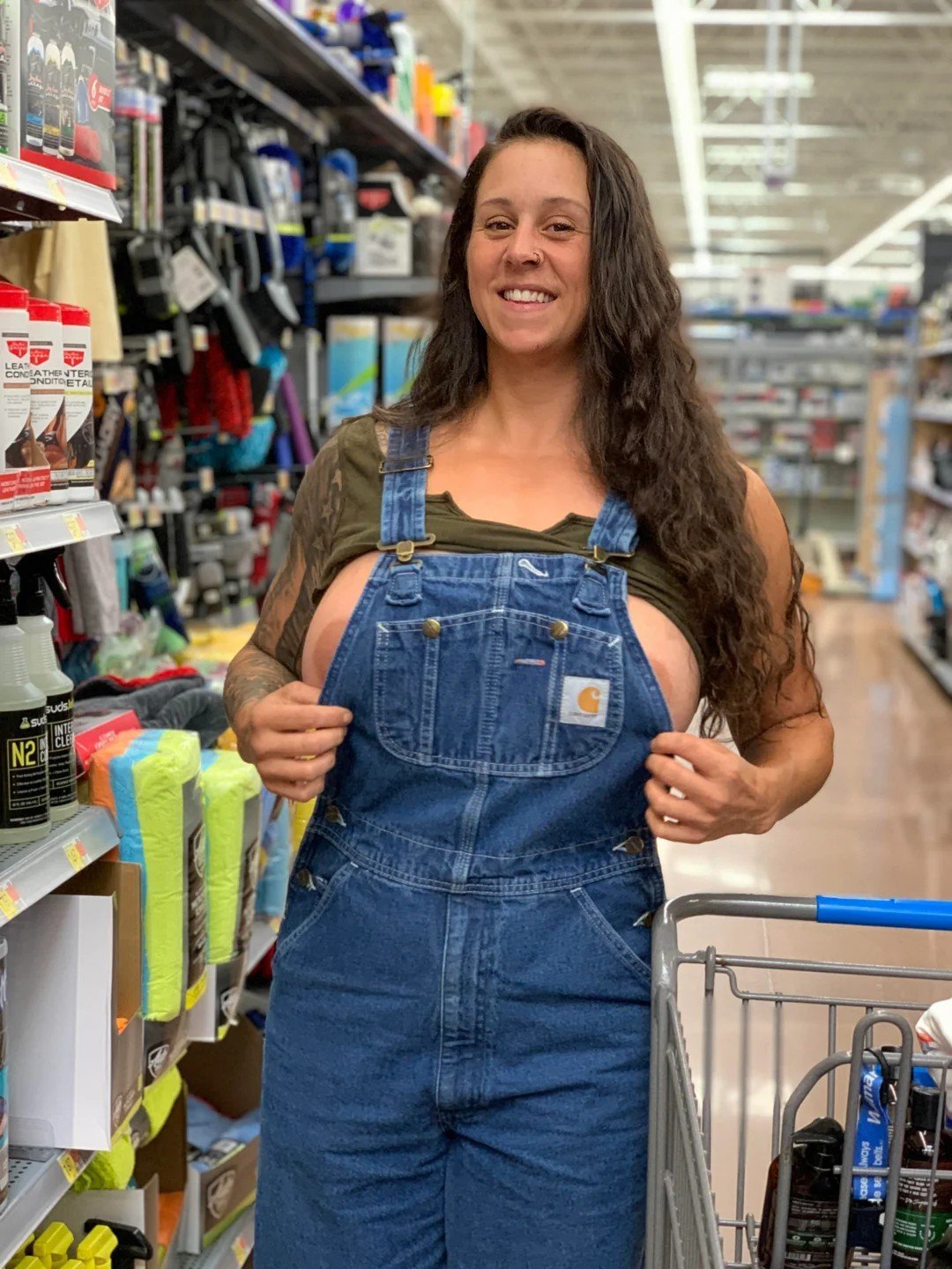 Damızlık bir vücuda sahip koyu renk saçlı 22