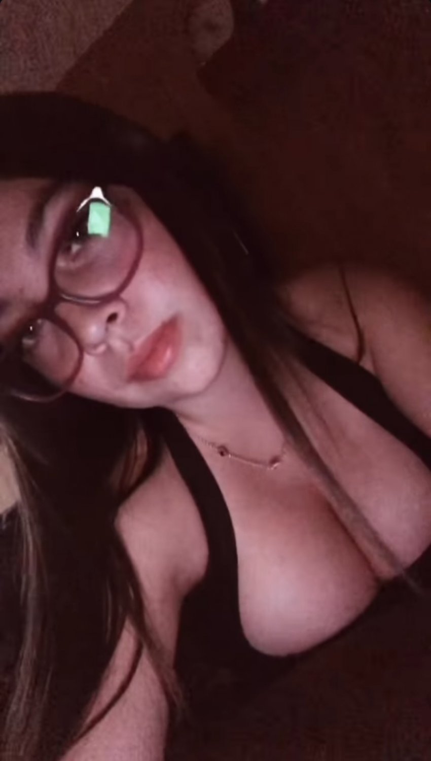 バレリア・ショーイング・オフ・イン・ノーティー・セルフィー 2