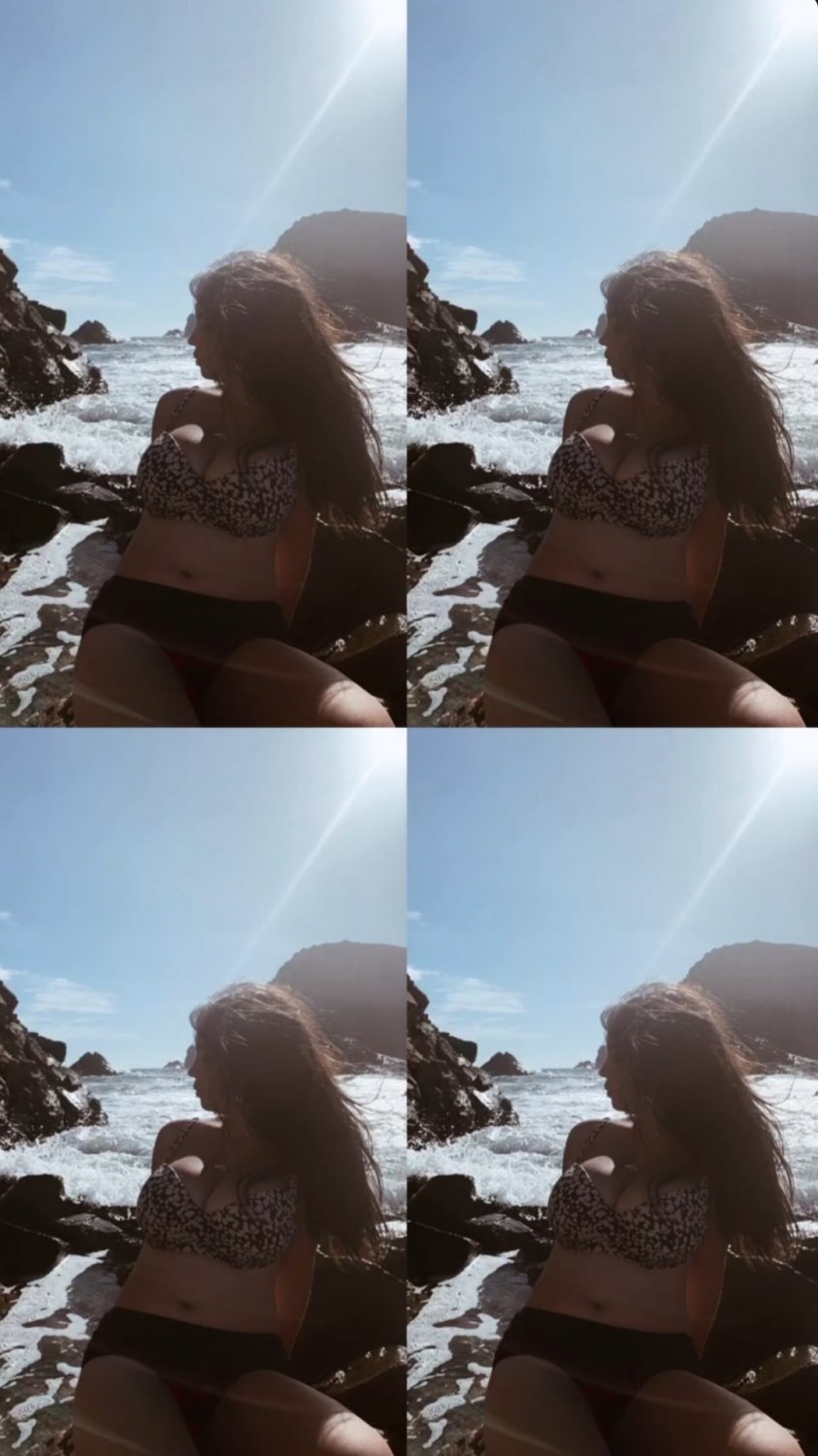 バレリア・ショーイング・オフ・イン・ノーティー・セルフィー 4