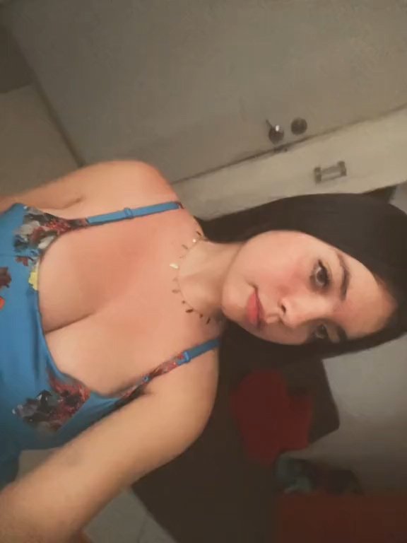 バレリア・ショーイング・オフ・イン・ノーティー・セルフィー 37