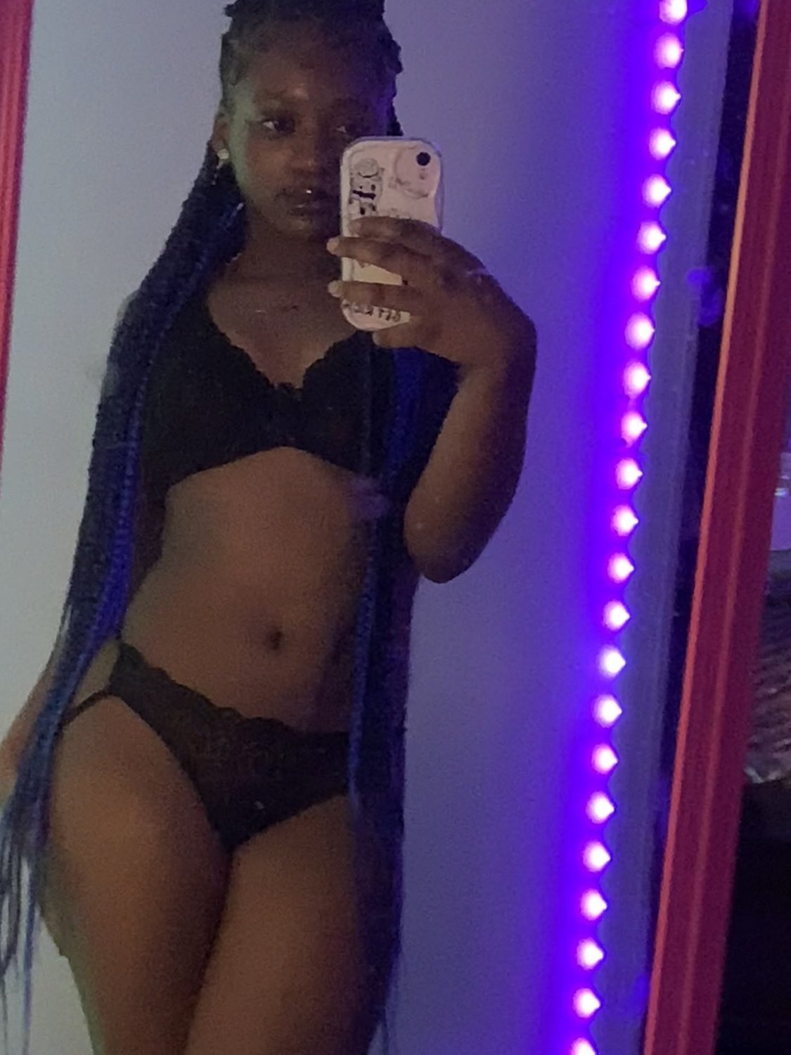 ブラットシャイ・ショーイング・オフ・ハー・ブラック・ビューティー・オン・カム 5