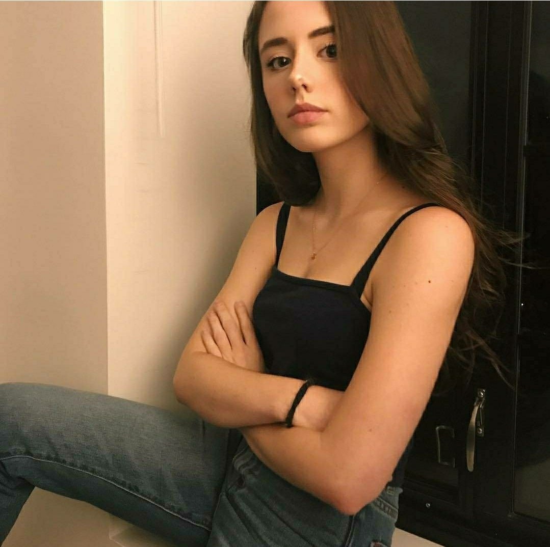 リリー・ノーティー・ベイブ・エクスポージング・ハー・タイト・アス・アンド・プッシー 16