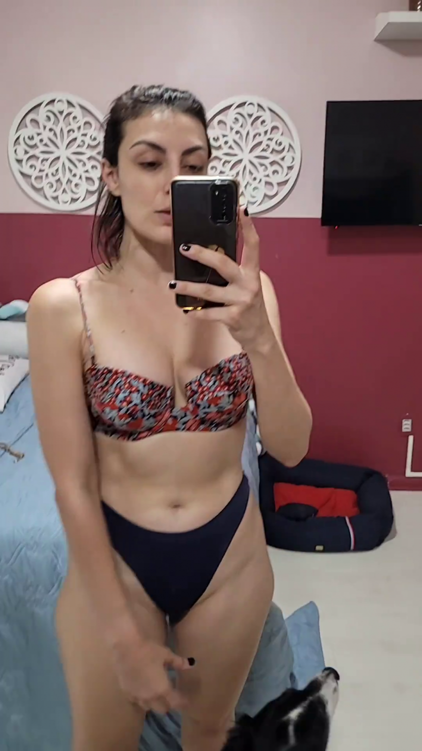 アライン・マラファイア・ショーイング・オフ・ハー・デリシャス・カーブス・パート・トゥー 1