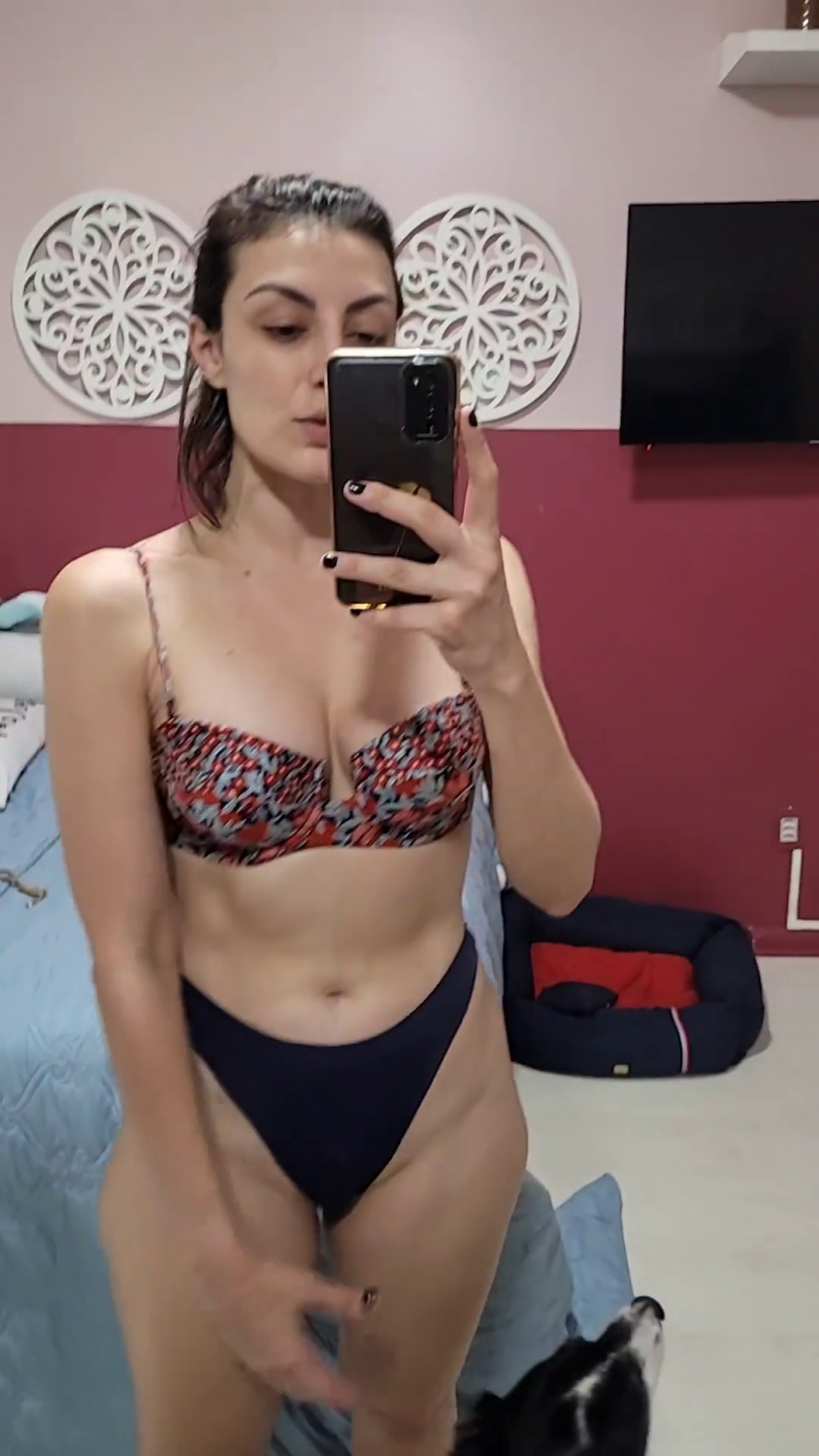 アライン・マラファイア・ショーイング・オフ・ハー・デリシャス・カーブス・パート・トゥー 19