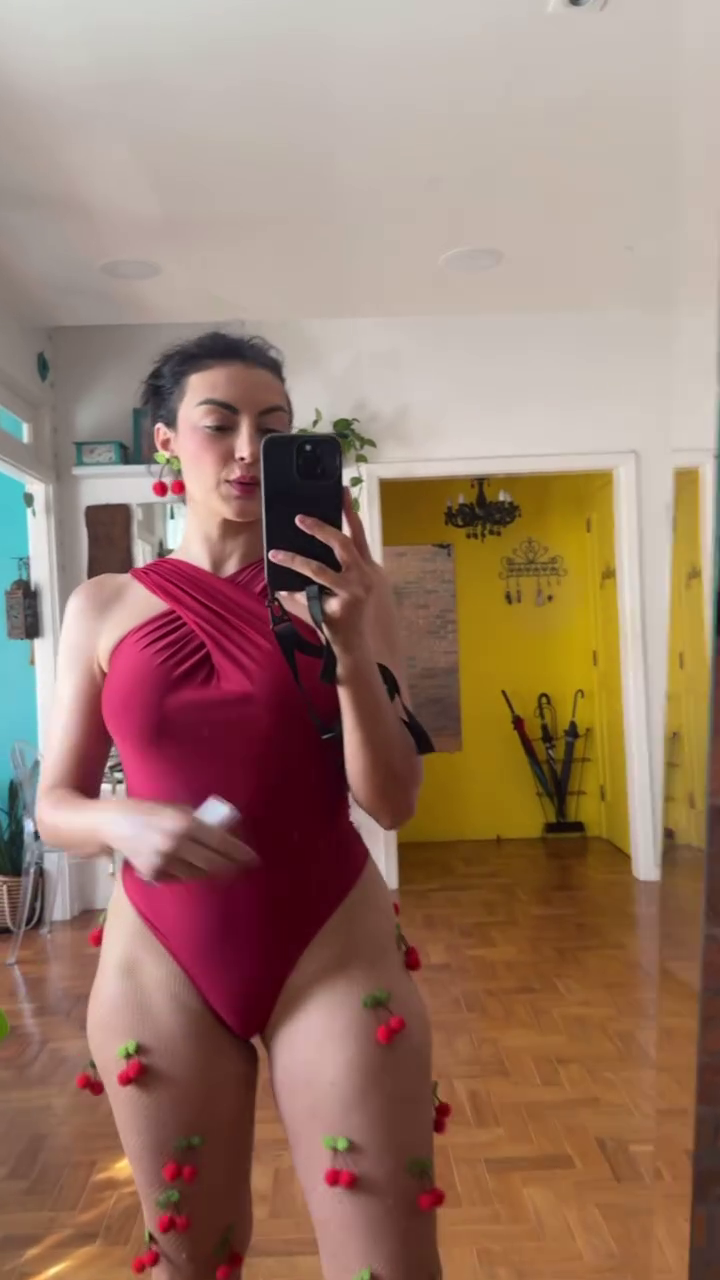 Aline Malafaia Flaunting Her Hot Body in a Spicy Tease 1