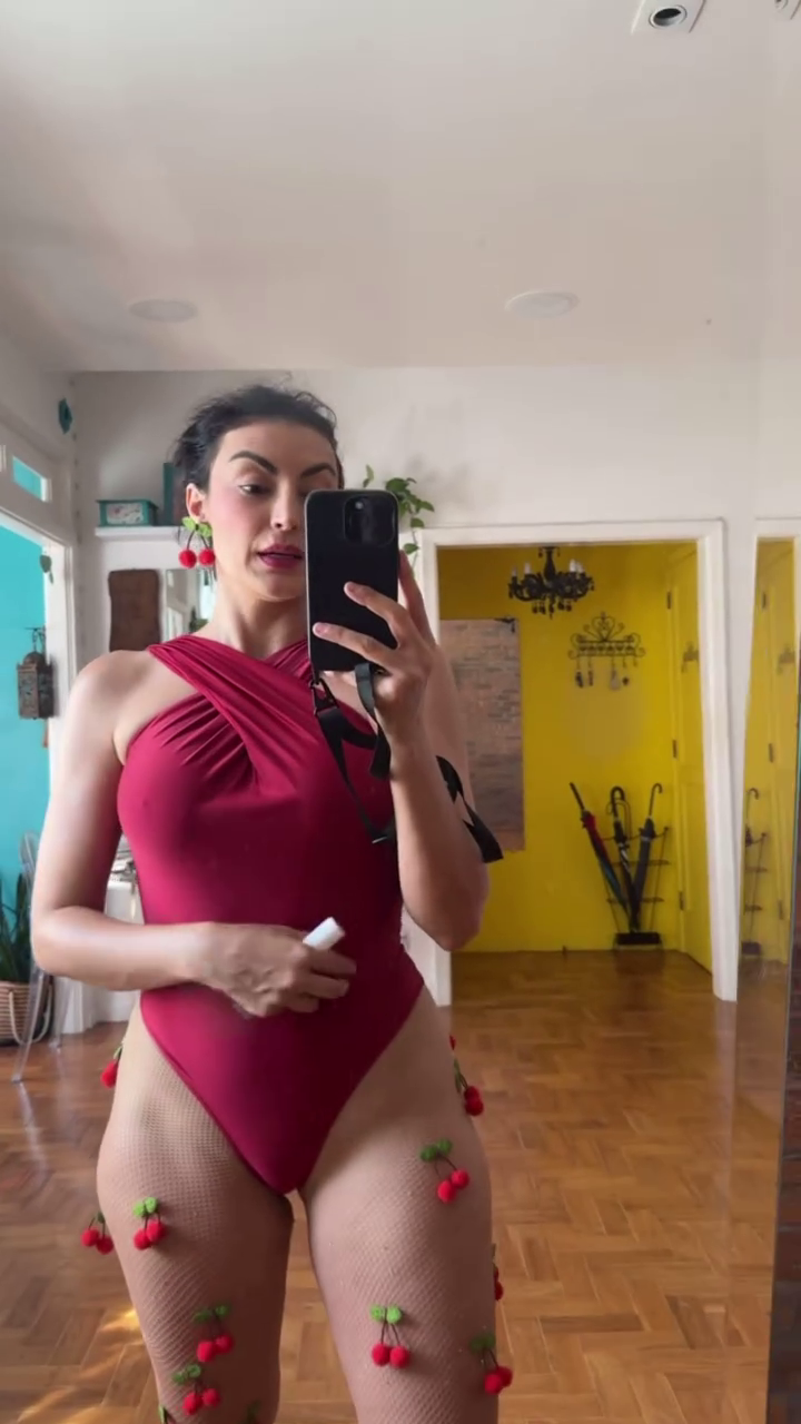 Aline Malafaia Flaunting Her Hot Body in a Spicy Tease 3