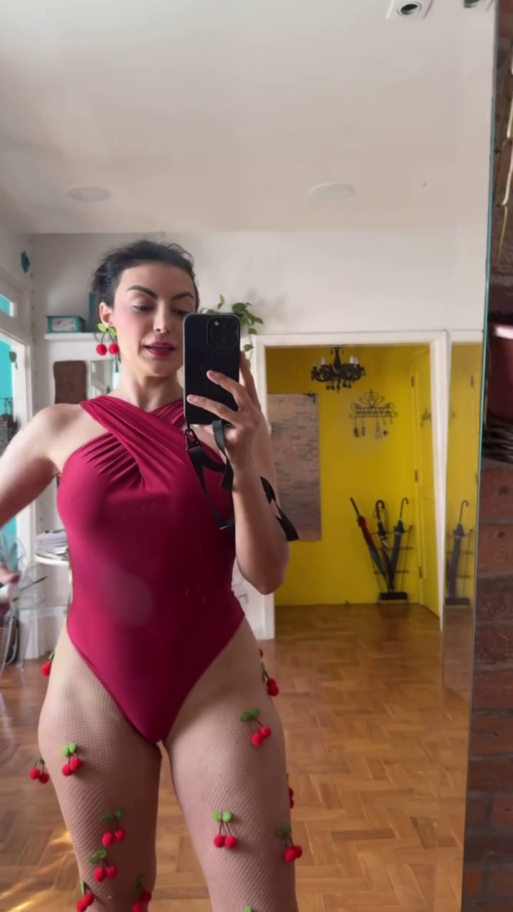 Aline Malafaia Flaunting Her Hot Body in a Spicy Tease 7