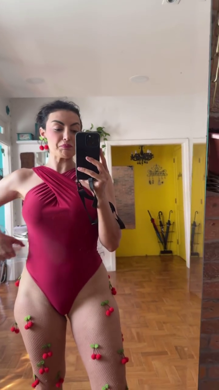 Aline Malafaia Flaunting Her Hot Body in a Spicy Tease 9