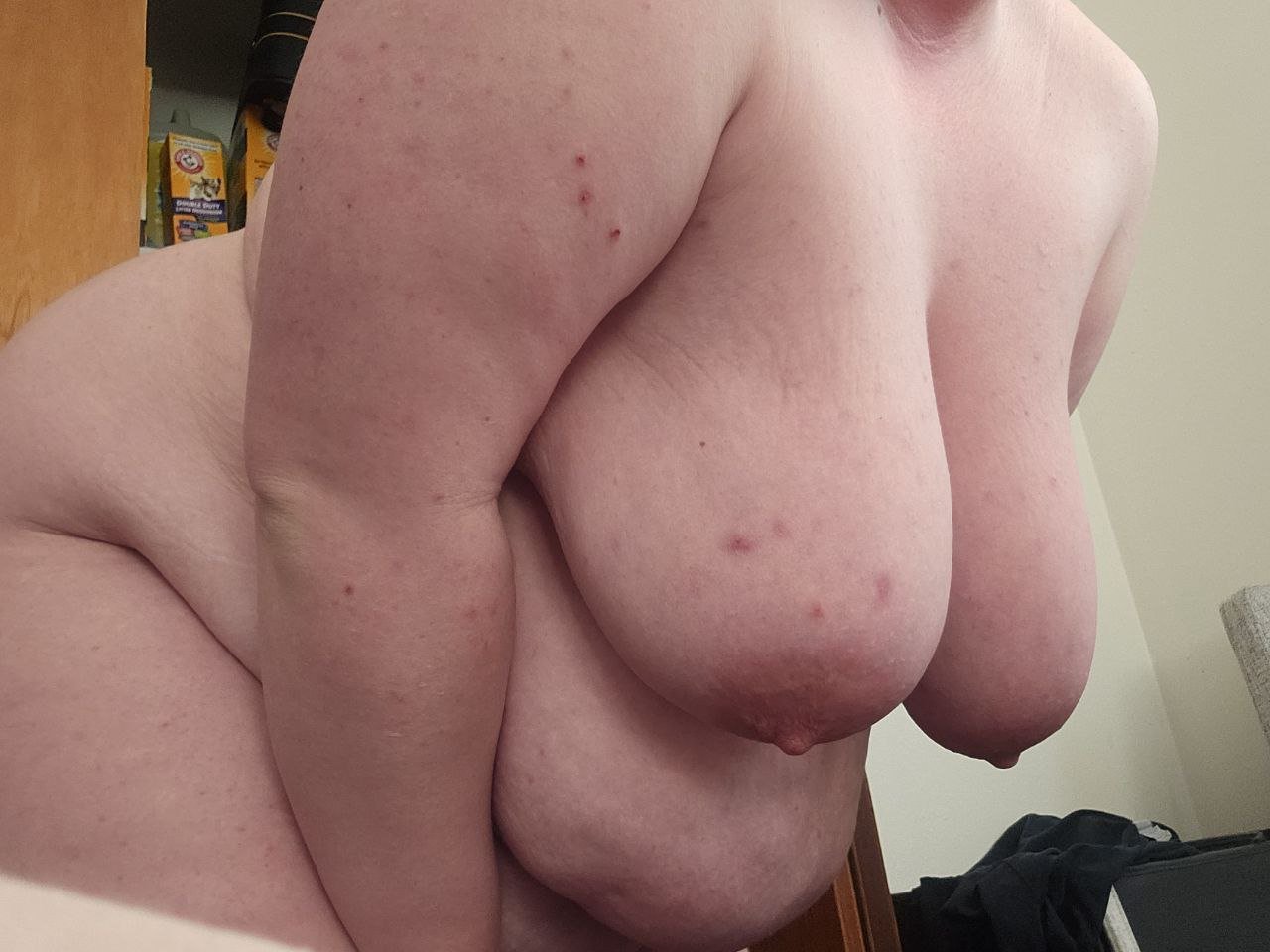 Elle a besoin d'un jouet en meilleure forme pour s'attaquer à ses trous. 6