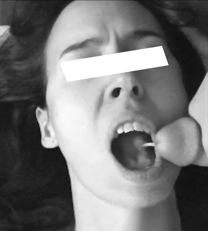 Akt der Liebe Femdom-Göttin Frau lieben es, ihren Mund mit frischem Sperma geladen haben 1