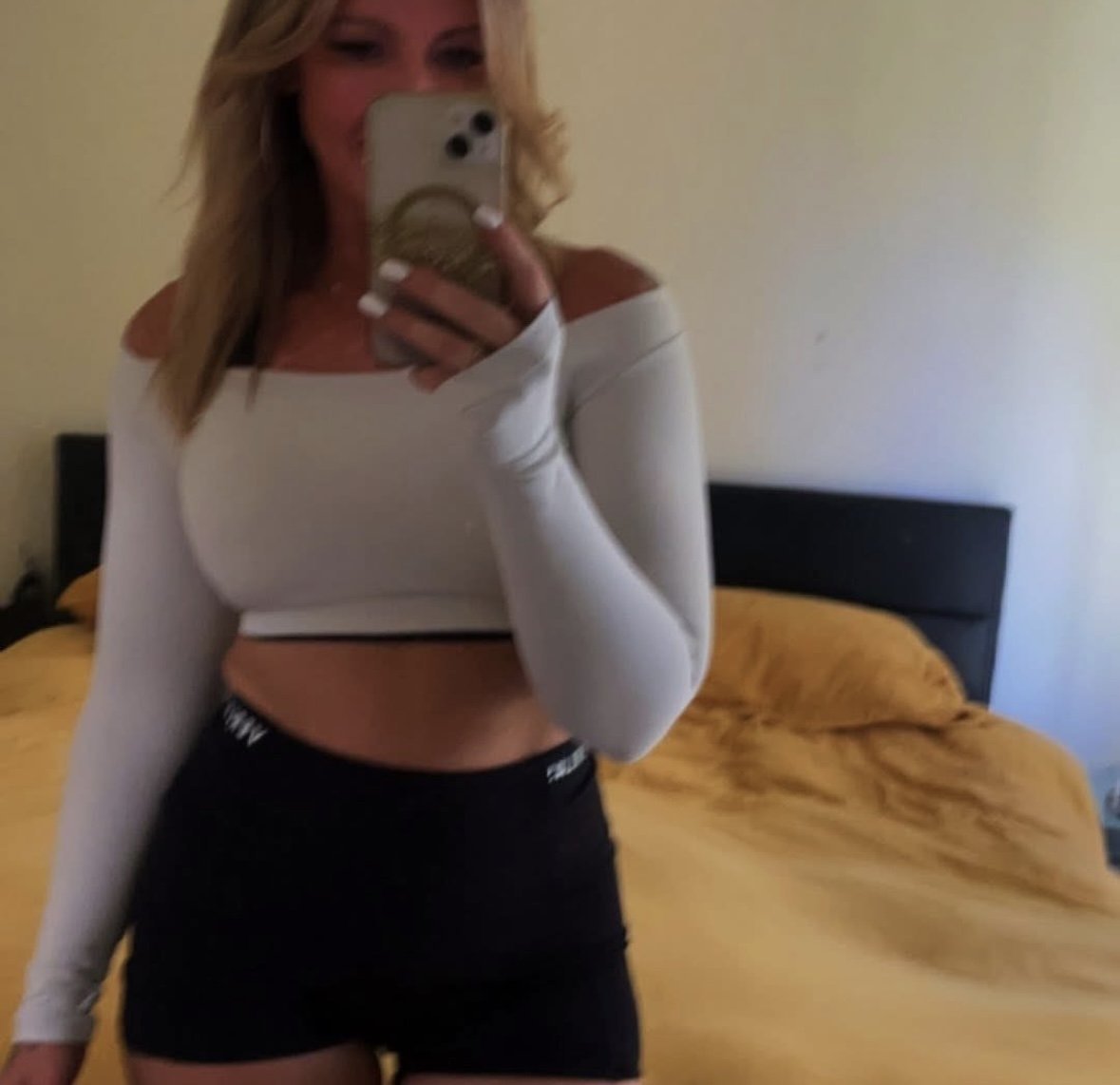 Mein pawg MILF mum, großen Penis Tyrannen Nachricht mich auf Kik oder wenn Sie beseech für meine mum.Aussiebetaboy5 Nachricht 3