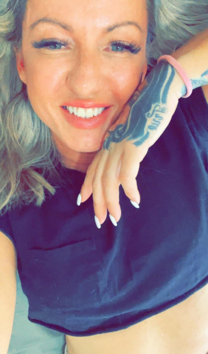 Mein pawg MILF mum, großen Penis Tyrannen Nachricht mich auf Kik oder wenn Sie beseech für meine mum.Aussiebetaboy5 Nachricht 15