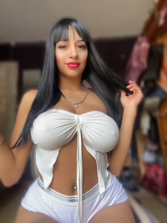 ビューティフル・ブルネット・ベイブ・ショーイング・オフ・ハー・ビッグ・ティッツ 3