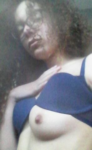 アミナズ・ラウンチー・セルフィーズ・ベッギング・フォア・ユア・アテンション 1