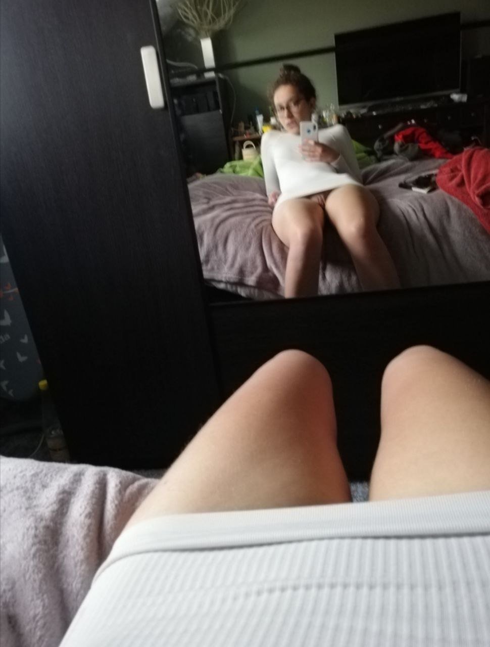 アミナズ・ラウンチー・セルフィーズ・ベッギング・フォア・ユア・アテンション 5