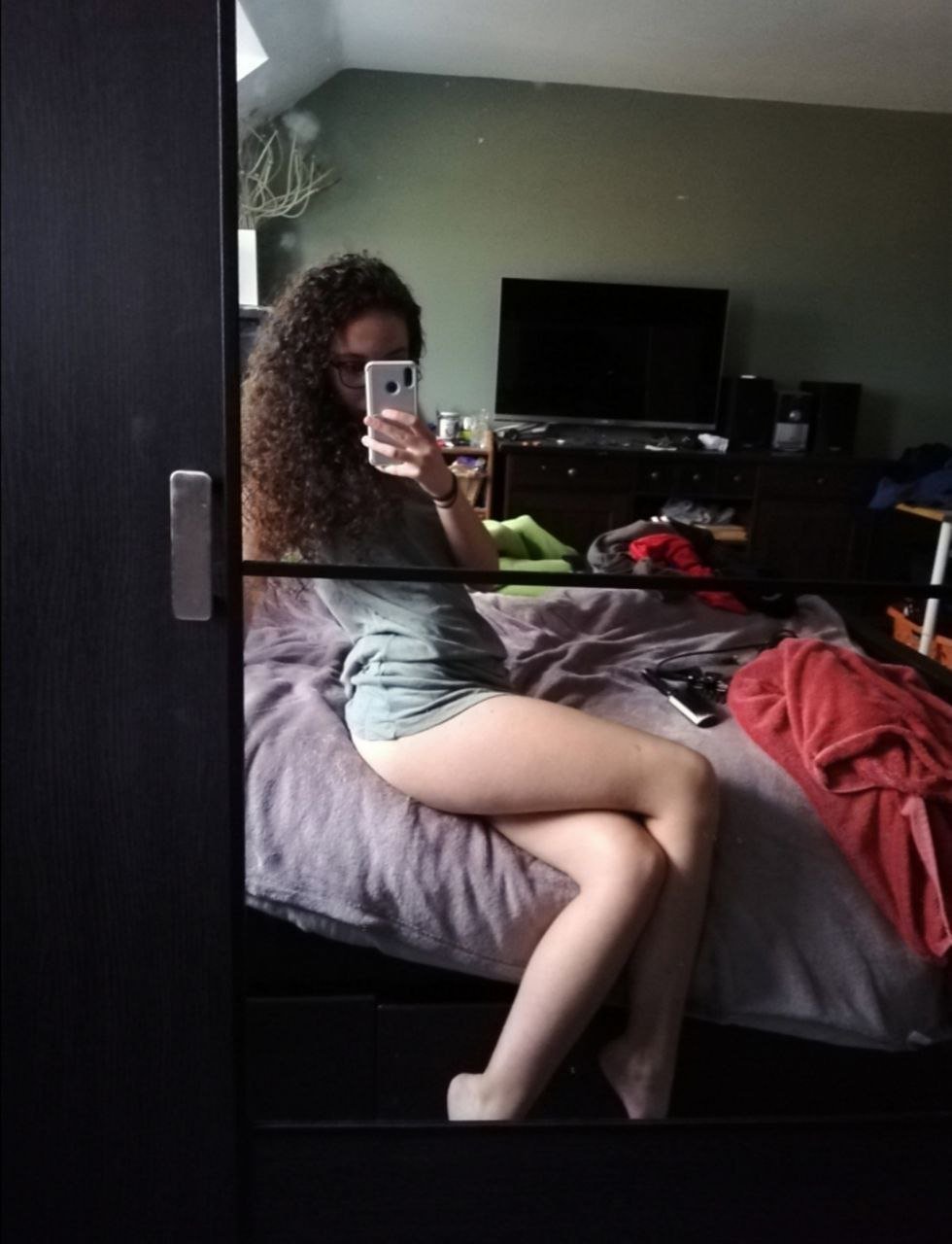 アミナズ・ラウンチー・セルフィーズ・ベッギング・フォア・ユア・アテンション 8