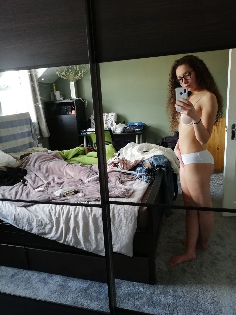 アミナズ・ラウンチー・セルフィーズ・ベッギング・フォア・ユア・アテンション 9