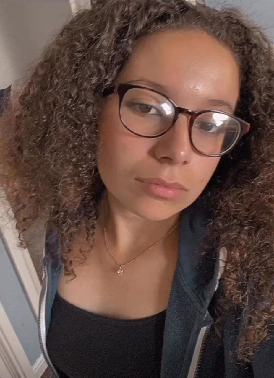 アミナズ・ラウンチー・セルフィーズ・ベッギング・フォア・ユア・アテンション 11