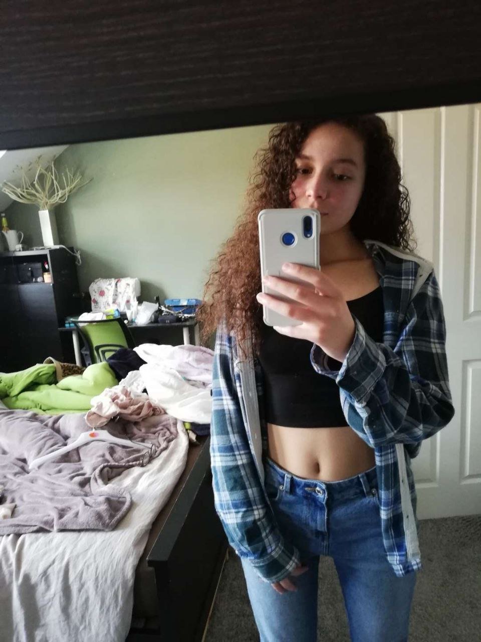 アミナズ・ラウンチー・セルフィーズ・ベッギング・フォア・ユア・アテンション 12