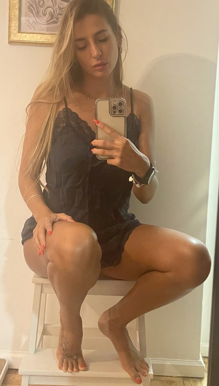 リータズ・ノーティー・セルフィーズ・ベッギング・フォア・ユア・タッチ 13