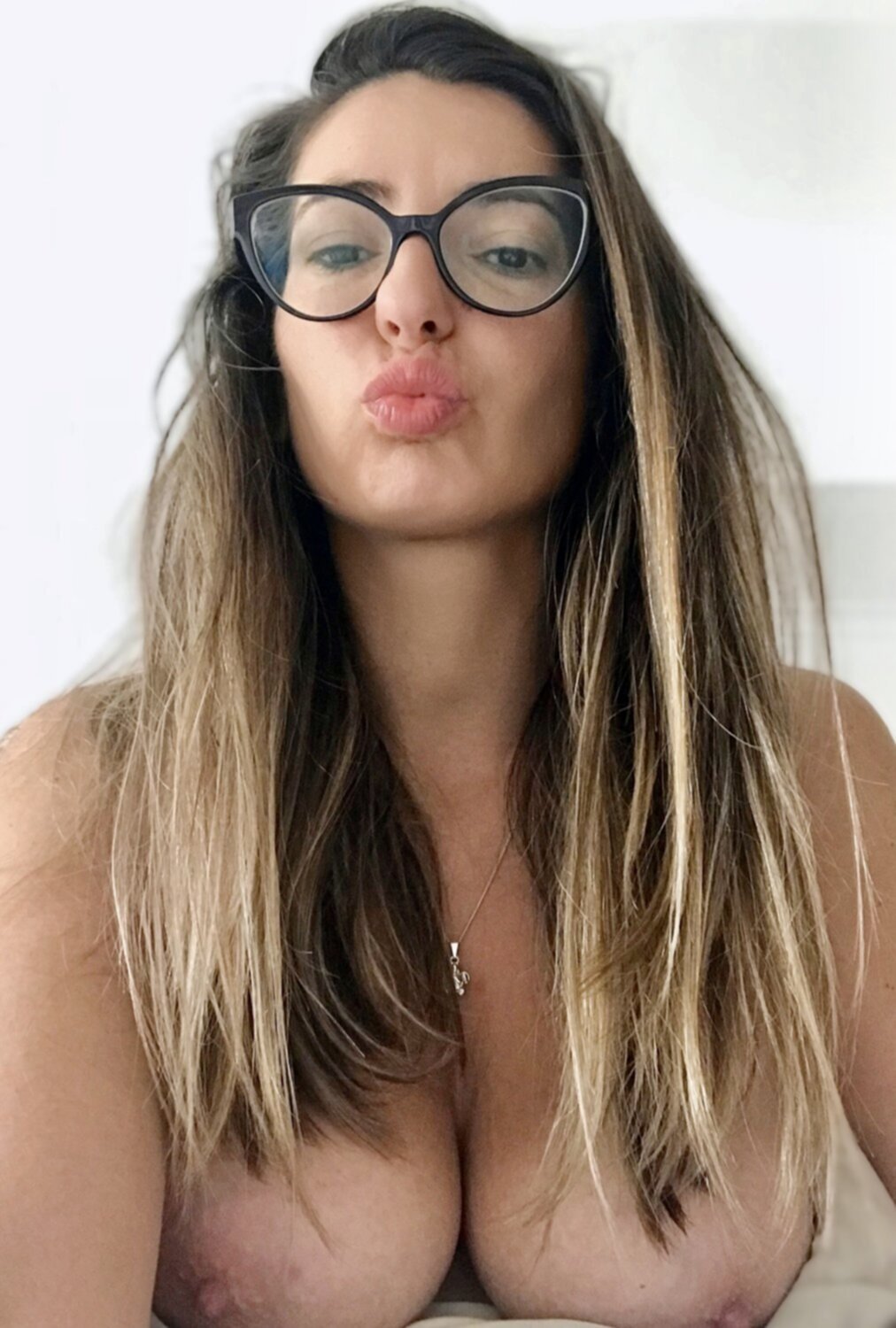 リータズ・ノーティー・セルフィーズ・ベッギング・フォア・ユア・タッチ 18