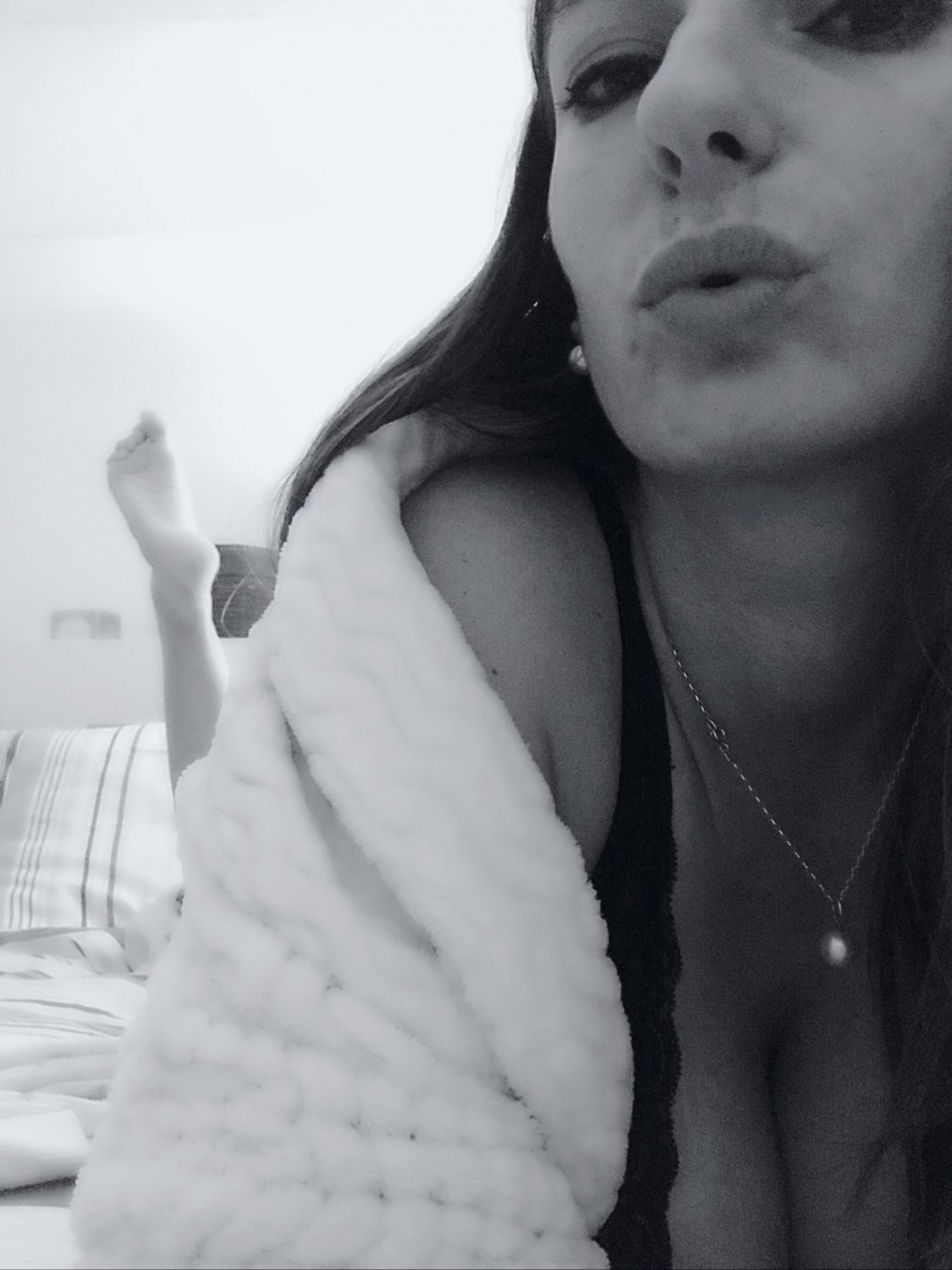 リータズ・ノーティー・セルフィーズ・ベッギング・フォア・ユア・タッチ 32